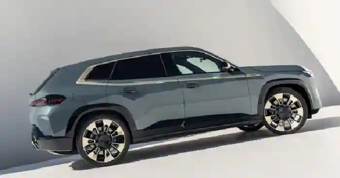 A hybrid super-SUV with 644 horsepower is the BMW XM 2023, which has an outrageously unique design.