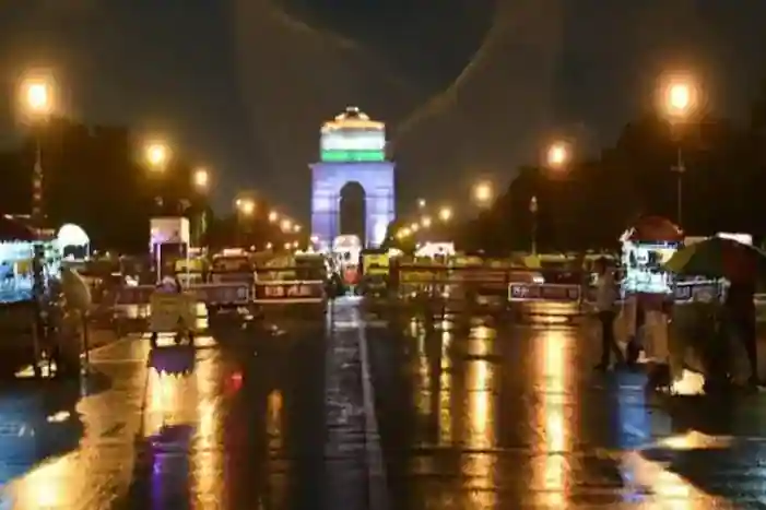 Watch Videos Delhi, NCR Earthquake Causes Midnight Internet Flood