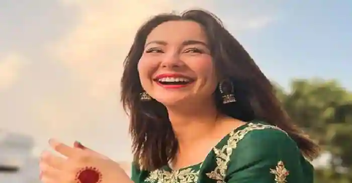 energetic dance by Hania Aamir at producer Umer Mukhtar's barat